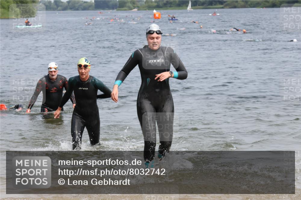 15.06.2025 - 27. Vierlanden-Triathlon Lena Gebhardt http://msf.ph/oto/8032742 15.06.2025 11:15:44 Schwimmen 881, 919, 927, 946, 951, 960 meine-sportfotos.de