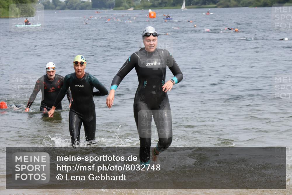 15.06.2025 - 27. Vierlanden-Triathlon Lena Gebhardt http://msf.ph/oto/8032748 15.06.2025 11:15:44 Schwimmen 881, 919, 927, 946, 951, 960 meine-sportfotos.de