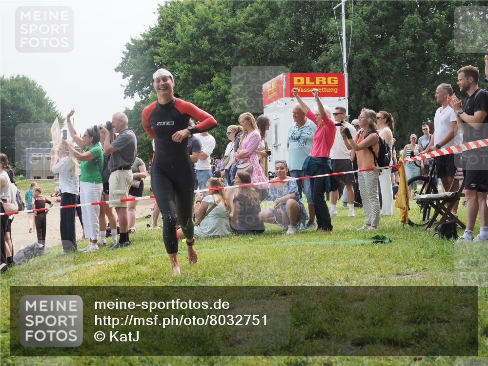 15.06.2025 - 27. Vierlanden-Triathlon KatJ http://msf.ph/oto/8032751 15.06.2025 11:14:05 Schwimmen 800, 904, 920 meine-sportfotos.de