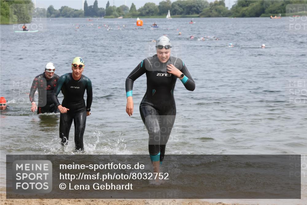 15.06.2025 - 27. Vierlanden-Triathlon Lena Gebhardt http://msf.ph/oto/8032752 15.06.2025 11:15:45 Schwimmen 881, 919, 927, 946, 951, 960 meine-sportfotos.de