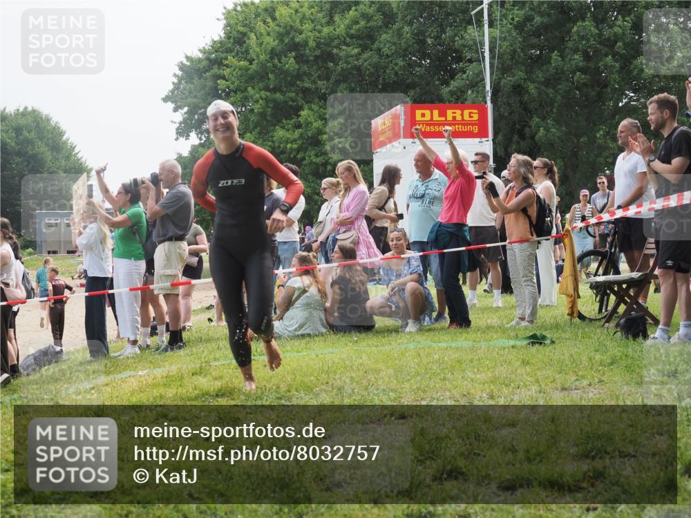 15.06.2025 - 27. Vierlanden-Triathlon KatJ http://msf.ph/oto/8032757 15.06.2025 11:14:06 Schwimmen 800, 904, 920 meine-sportfotos.de