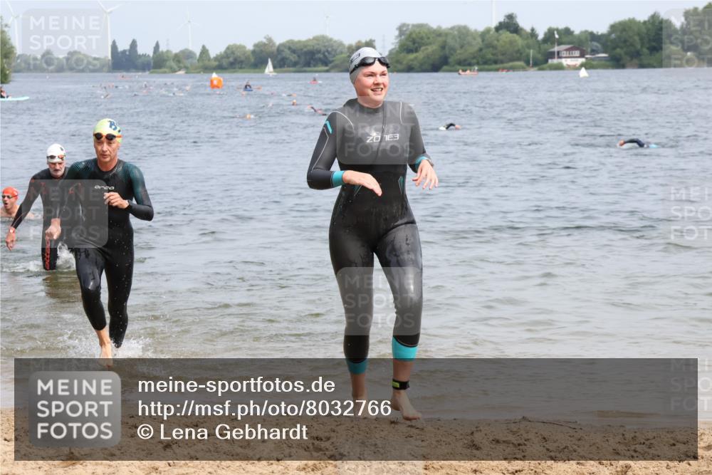 15.06.2025 - 27. Vierlanden-Triathlon Lena Gebhardt http://msf.ph/oto/8032766 15.06.2025 11:15:46 Schwimmen 881, 919, 927, 946, 951, 960, 963 meine-sportfotos.de