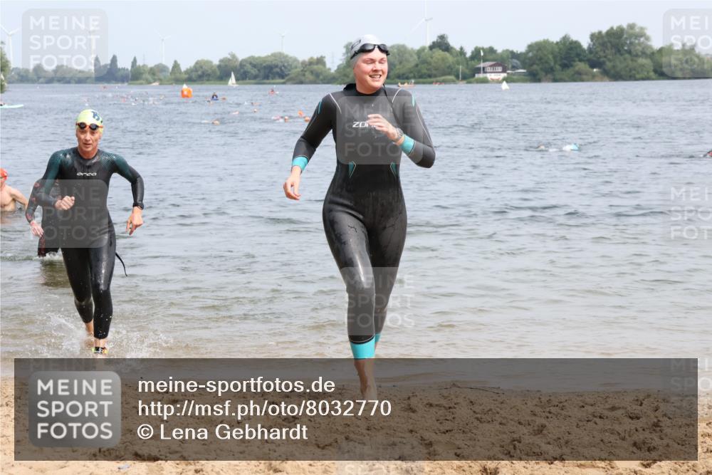 15.06.2025 - 27. Vierlanden-Triathlon Lena Gebhardt http://msf.ph/oto/8032770 15.06.2025 11:15:46 Schwimmen 881, 919, 927, 946, 951, 960, 963 meine-sportfotos.de