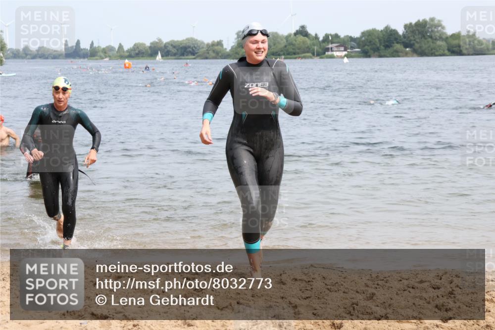 15.06.2025 - 27. Vierlanden-Triathlon Lena Gebhardt http://msf.ph/oto/8032773 15.06.2025 11:15:47 Schwimmen 881, 919, 927, 946, 951, 960, 963 meine-sportfotos.de