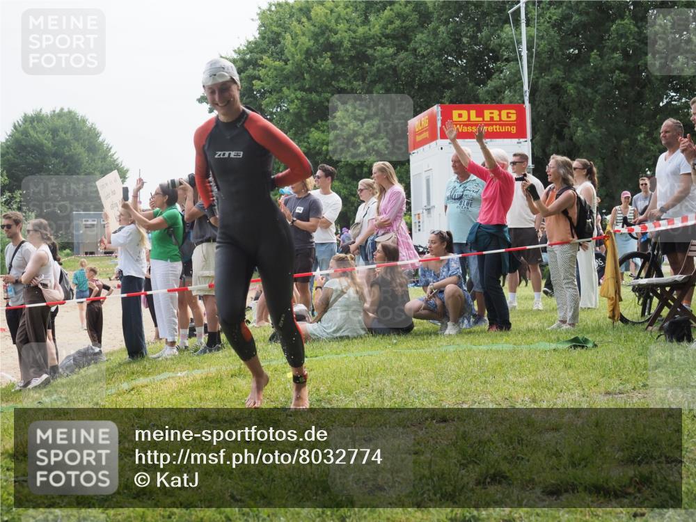 15.06.2025 - 27. Vierlanden-Triathlon KatJ http://msf.ph/oto/8032774 15.06.2025 11:14:06 Schwimmen 800, 904, 920 meine-sportfotos.de