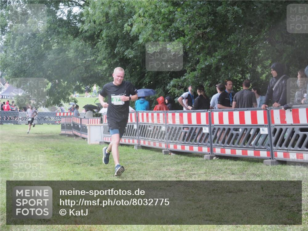 21.06.2025 - 27. Vierlanden-Triathlon KatJ http://msf.ph/oto/8032775 15.06.2025 13:43:49 Ziel 655, 671 meine-sportfotos.de