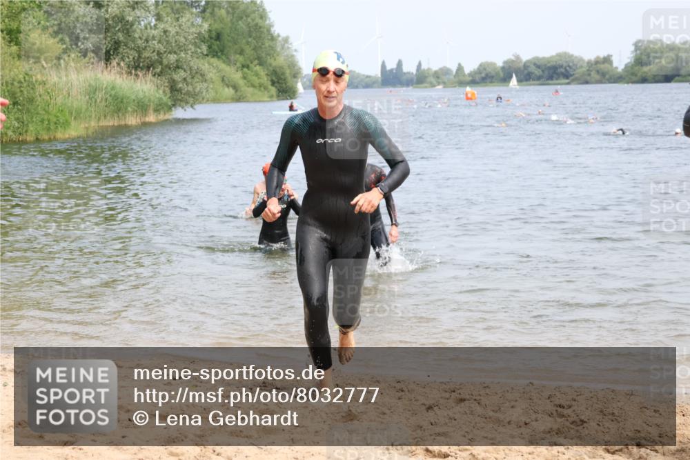 15.06.2025 - 27. Vierlanden-Triathlon Lena Gebhardt http://msf.ph/oto/8032777 15.06.2025 11:15:48 Schwimmen 881, 919, 927, 946, 951, 960, 963 meine-sportfotos.de
