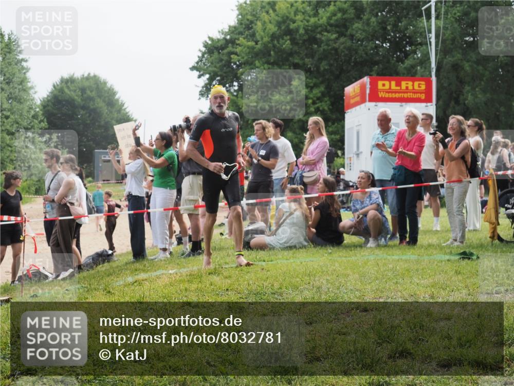 15.06.2025 - 27. Vierlanden-Triathlon KatJ http://msf.ph/oto/8032781 15.06.2025 11:14:08 Schwimmen 800, 904, 920, 952 meine-sportfotos.de