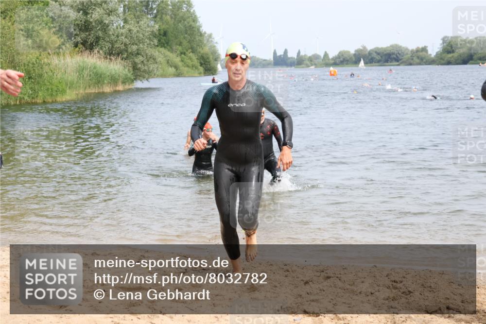 15.06.2025 - 27. Vierlanden-Triathlon Lena Gebhardt http://msf.ph/oto/8032782 15.06.2025 11:15:48 Schwimmen 881, 919, 927, 946, 951, 960, 963 meine-sportfotos.de