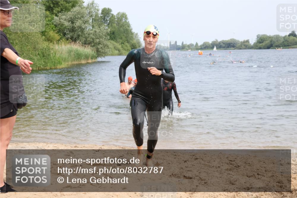 15.06.2025 - 27. Vierlanden-Triathlon Lena Gebhardt http://msf.ph/oto/8032787 15.06.2025 11:15:48 Schwimmen 881, 919, 927, 946, 951, 960, 963 meine-sportfotos.de