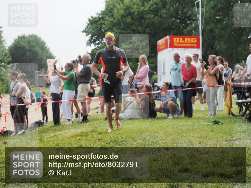 15.06.2025 - 27. Vierlanden-Triathlon KatJ http://msf.ph/oto/8032791 15.06.2025 11:14:09 Schwimmen 800, 904, 920, 952, 962 meine-sportfotos.de