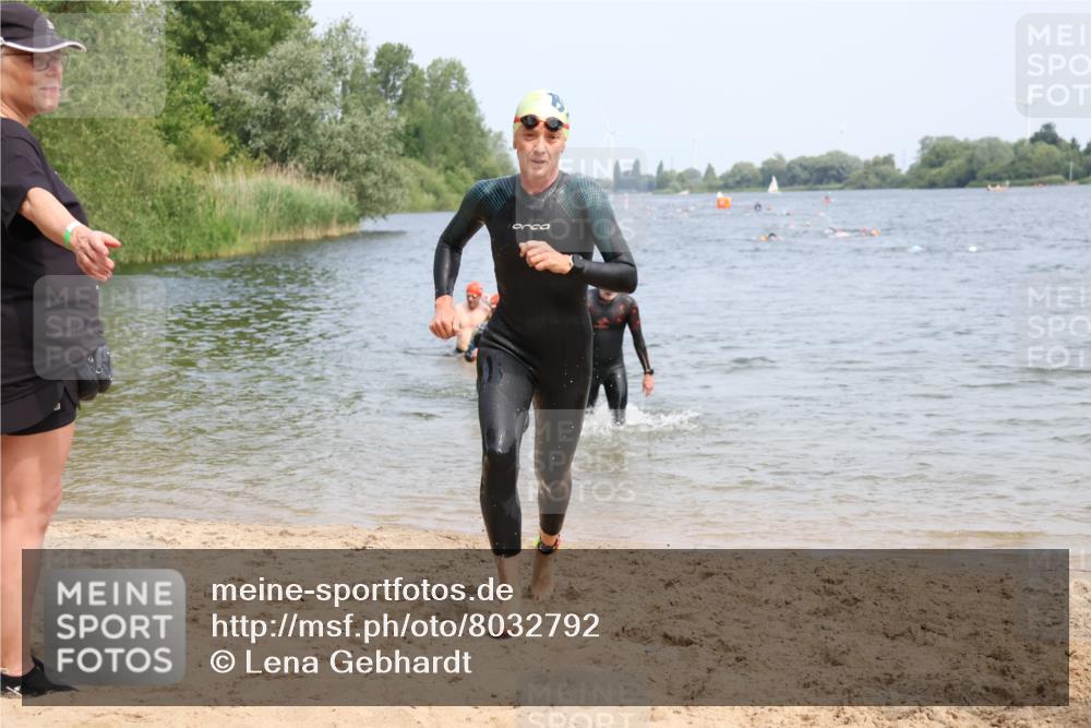 15.06.2025 - 27. Vierlanden-Triathlon Lena Gebhardt http://msf.ph/oto/8032792 15.06.2025 11:15:48 Schwimmen 881, 919, 927, 946, 951, 960, 963 meine-sportfotos.de