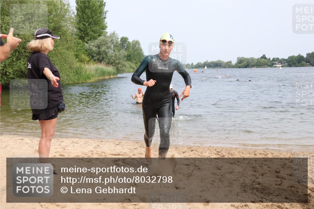 15.06.2025 - 27. Vierlanden-Triathlon Lena Gebhardt http://msf.ph/oto/8032798 15.06.2025 11:15:48 Schwimmen 881, 919, 927, 946, 951, 960, 963 meine-sportfotos.de