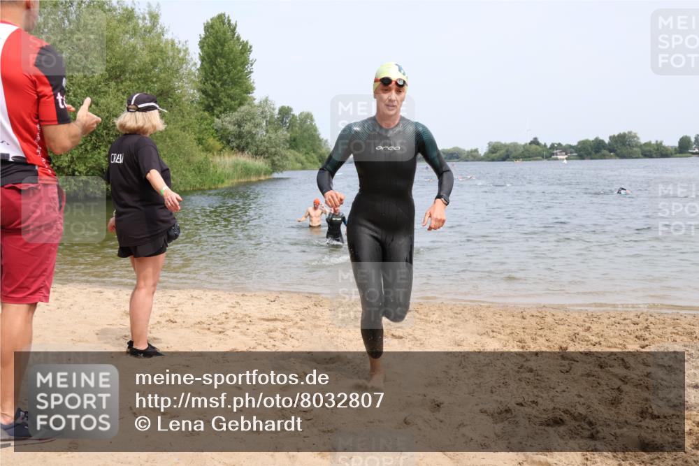 15.06.2025 - 27. Vierlanden-Triathlon Lena Gebhardt http://msf.ph/oto/8032807 15.06.2025 11:15:49 Schwimmen 881, 919, 927, 946, 951, 960, 963 meine-sportfotos.de