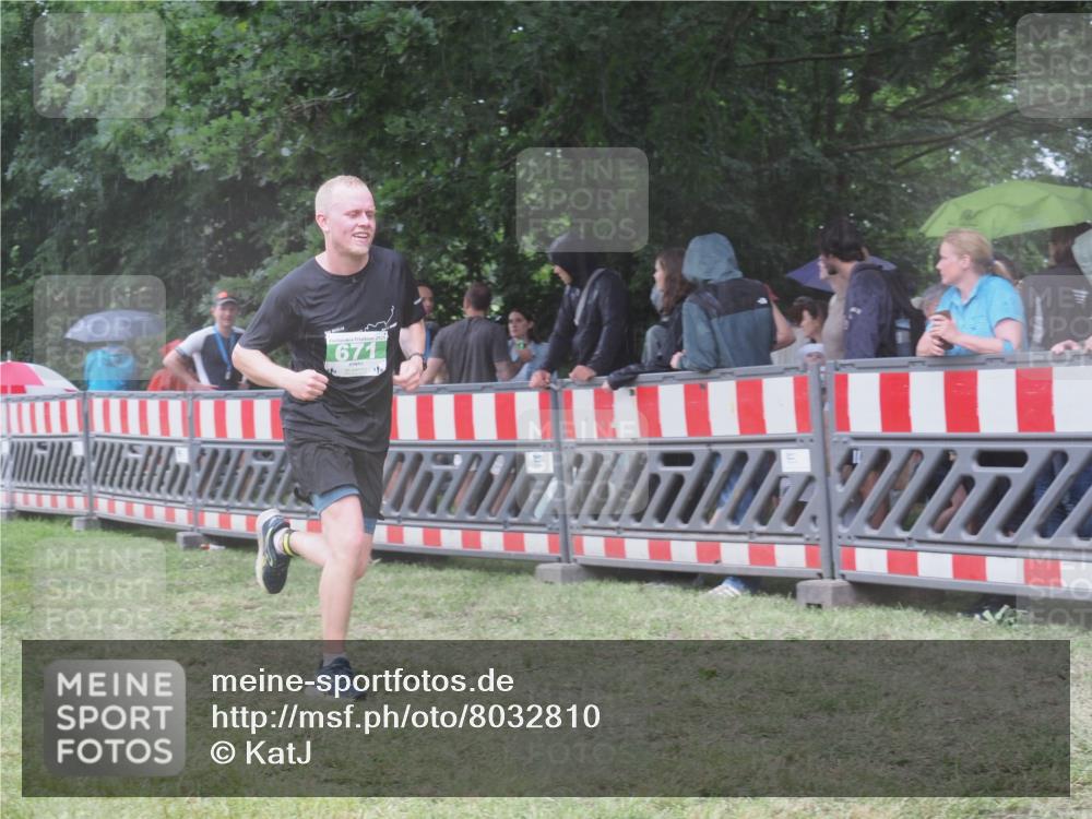 21.06.2025 - 27. Vierlanden-Triathlon KatJ http://msf.ph/oto/8032810 15.06.2025 13:43:50 Ziel 655, 671 meine-sportfotos.de