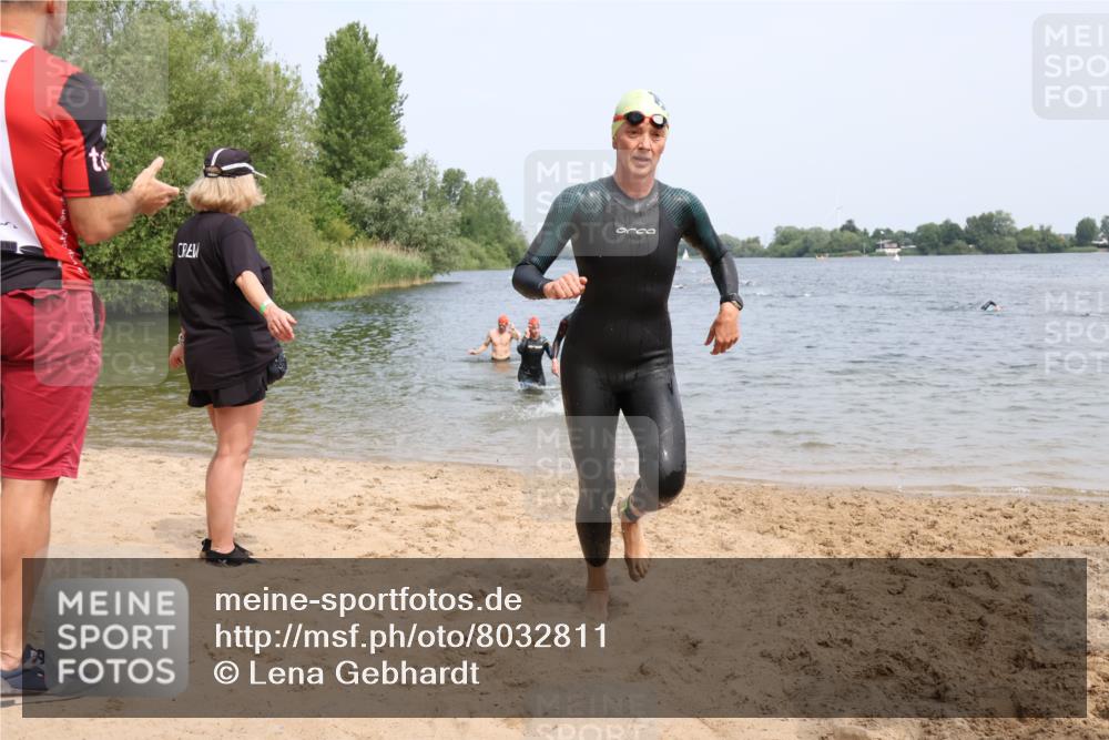 15.06.2025 - 27. Vierlanden-Triathlon Lena Gebhardt http://msf.ph/oto/8032811 15.06.2025 11:15:49 Schwimmen 881, 919, 927, 946, 951, 960, 963 meine-sportfotos.de