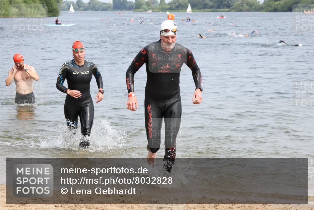 15.06.2025 - 27. Vierlanden-Triathlon Lena Gebhardt http://msf.ph/oto/8032828 15.06.2025 11:15:52 Schwimmen 919, 946, 951, 960, 963 meine-sportfotos.de