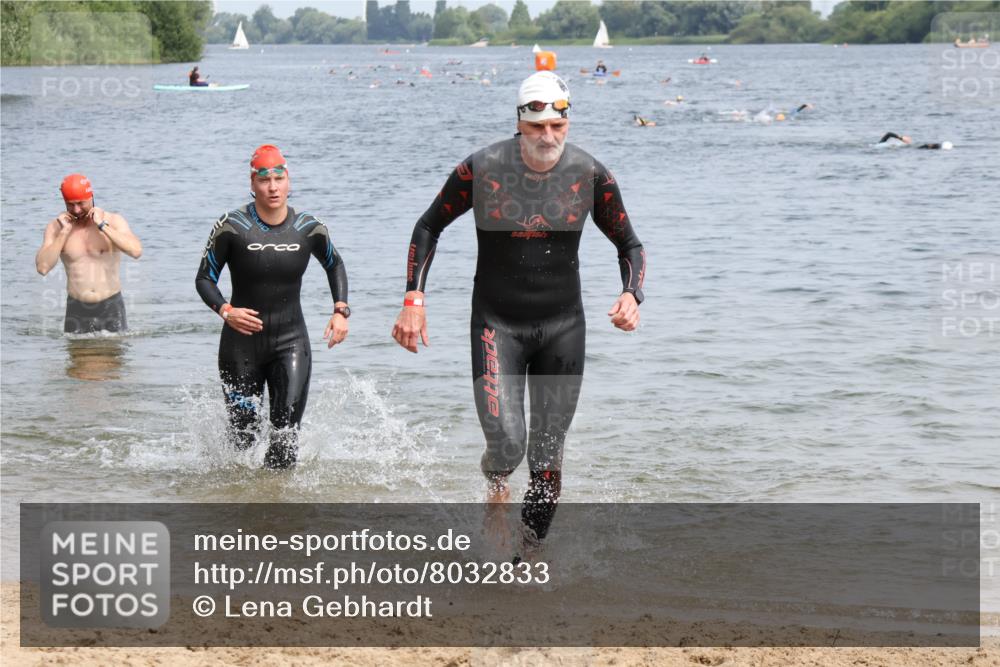 15.06.2025 - 27. Vierlanden-Triathlon Lena Gebhardt http://msf.ph/oto/8032833 15.06.2025 11:15:52 Schwimmen 919, 946, 951, 960, 963 meine-sportfotos.de