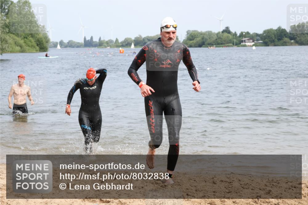 15.06.2025 - 27. Vierlanden-Triathlon Lena Gebhardt http://msf.ph/oto/8032838 15.06.2025 11:15:53 Schwimmen 792, 919, 946, 951, 960, 963 meine-sportfotos.de