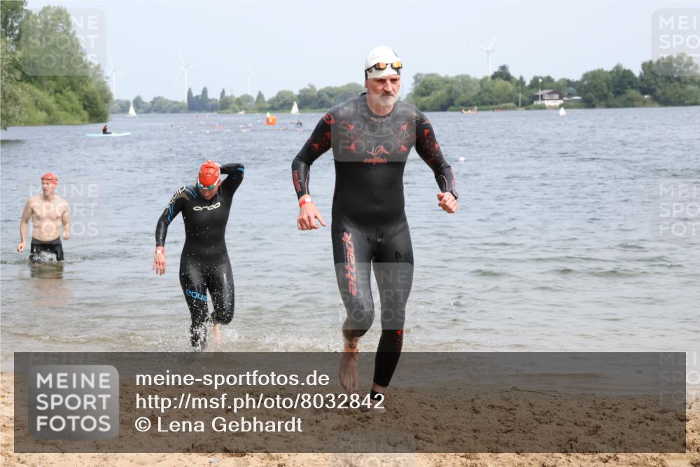 15.06.2025 - 27. Vierlanden-Triathlon Lena Gebhardt http://msf.ph/oto/8032842 15.06.2025 11:15:53 Schwimmen 792, 919, 946, 951, 960, 963 meine-sportfotos.de