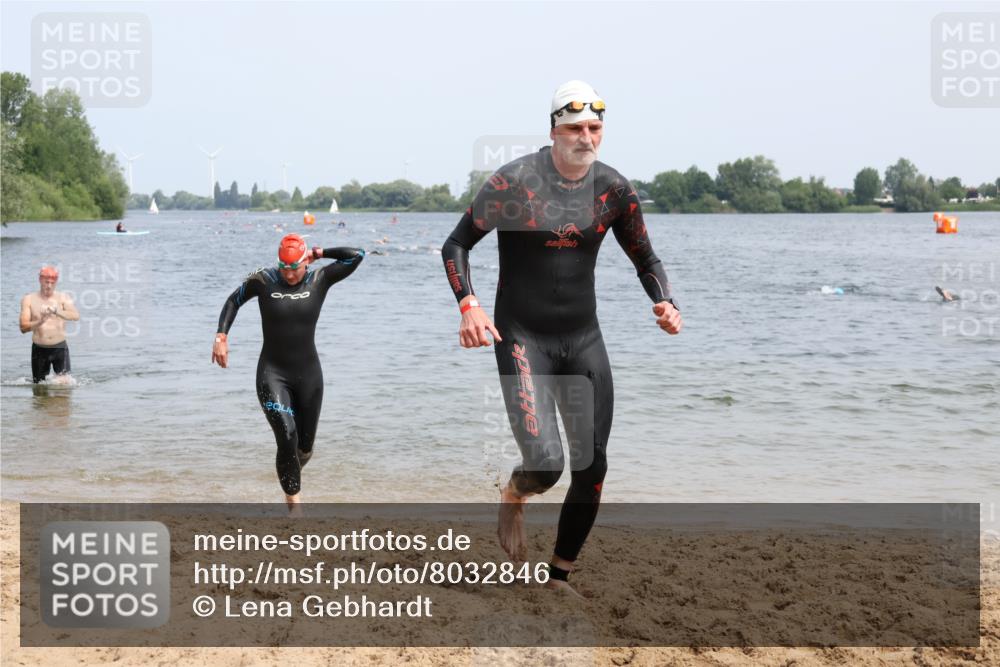 15.06.2025 - 27. Vierlanden-Triathlon Lena Gebhardt http://msf.ph/oto/8032846 15.06.2025 11:15:54 Schwimmen 792, 919, 946, 951, 963 meine-sportfotos.de