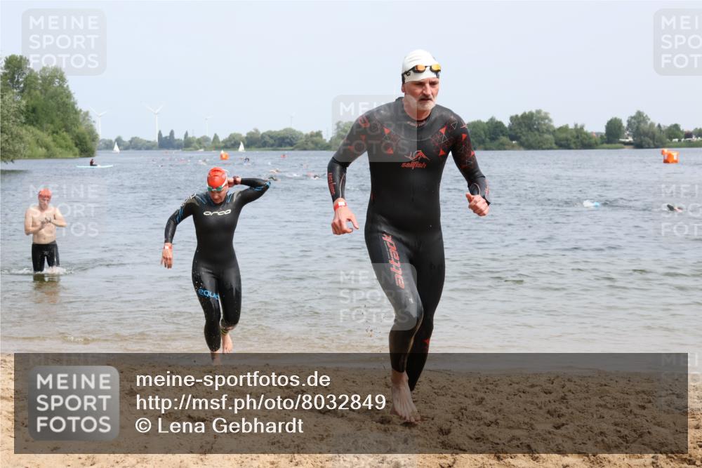 15.06.2025 - 27. Vierlanden-Triathlon Lena Gebhardt http://msf.ph/oto/8032849 15.06.2025 11:15:54 Schwimmen 792, 919, 946, 951, 963 meine-sportfotos.de