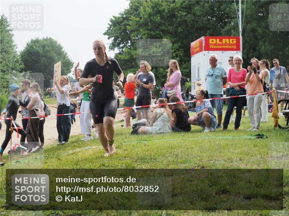 15.06.2025 - 27. Vierlanden-Triathlon KatJ http://msf.ph/oto/8032852 15.06.2025 11:14:13 Schwimmen 800, 804, 904, 920, 952, 962 meine-sportfotos.de