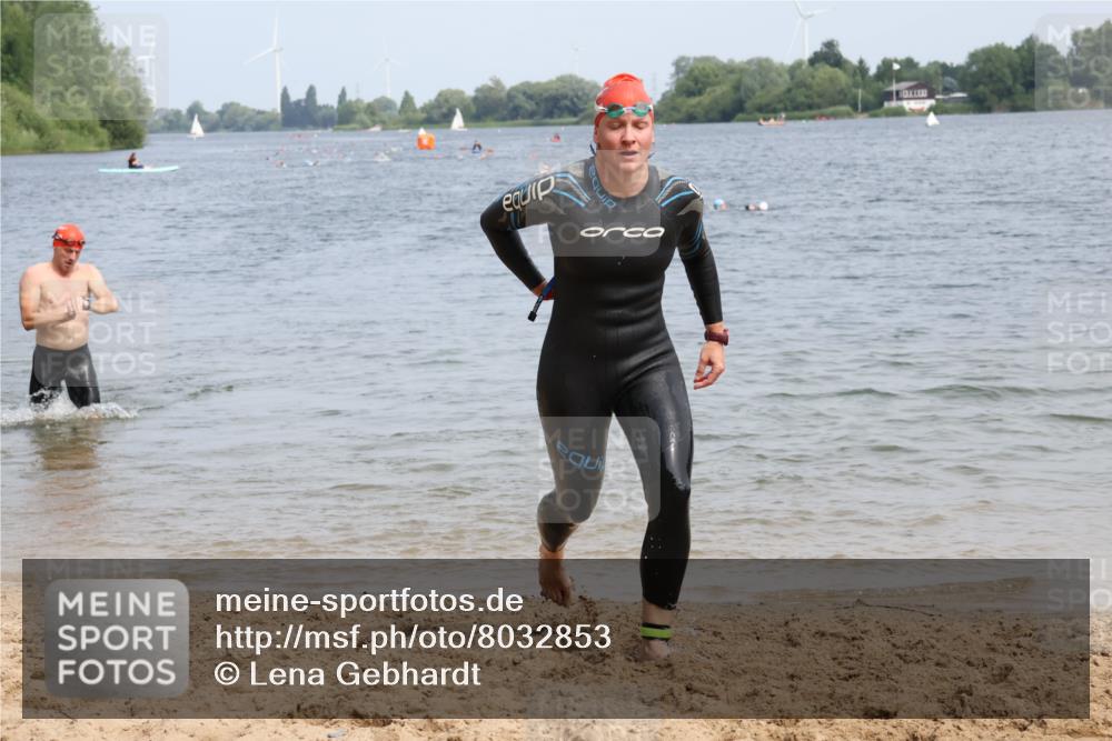 15.06.2025 - 27. Vierlanden-Triathlon Lena Gebhardt http://msf.ph/oto/8032853 15.06.2025 11:15:55 Schwimmen 792, 919, 946, 951, 963 meine-sportfotos.de