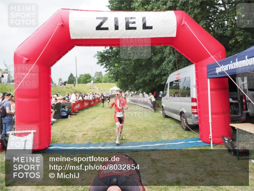 21.06.2025 - 27. Vierlanden-Triathlon MichiJ http://msf.ph/oto/8032854 15.06.2026 12:53:24 Ziel 35, 732 meine-sportfotos.de