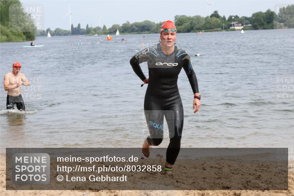 15.06.2025 - 27. Vierlanden-Triathlon Lena Gebhardt http://msf.ph/oto/8032858 15.06.2025 11:15:55 Schwimmen 792, 919, 946, 951, 963 meine-sportfotos.de