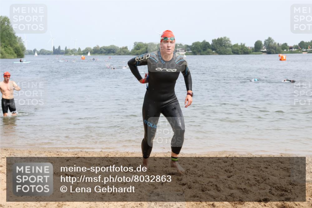 15.06.2025 - 27. Vierlanden-Triathlon Lena Gebhardt http://msf.ph/oto/8032863 15.06.2025 11:15:55 Schwimmen 792, 919, 946, 951, 963 meine-sportfotos.de