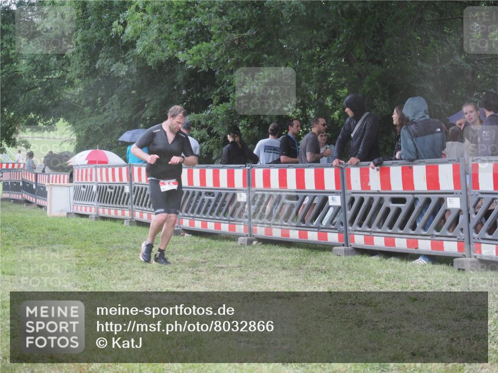 21.06.2025 - 27. Vierlanden-Triathlon KatJ http://msf.ph/oto/8032866 15.06.2025 13:44:05 Ziel 34, 1142 meine-sportfotos.de