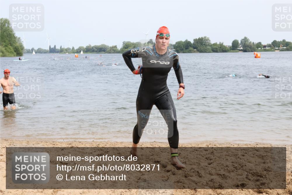 15.06.2025 - 27. Vierlanden-Triathlon Lena Gebhardt http://msf.ph/oto/8032871 15.06.2025 11:15:55 Schwimmen 792, 919, 946, 951, 963 meine-sportfotos.de