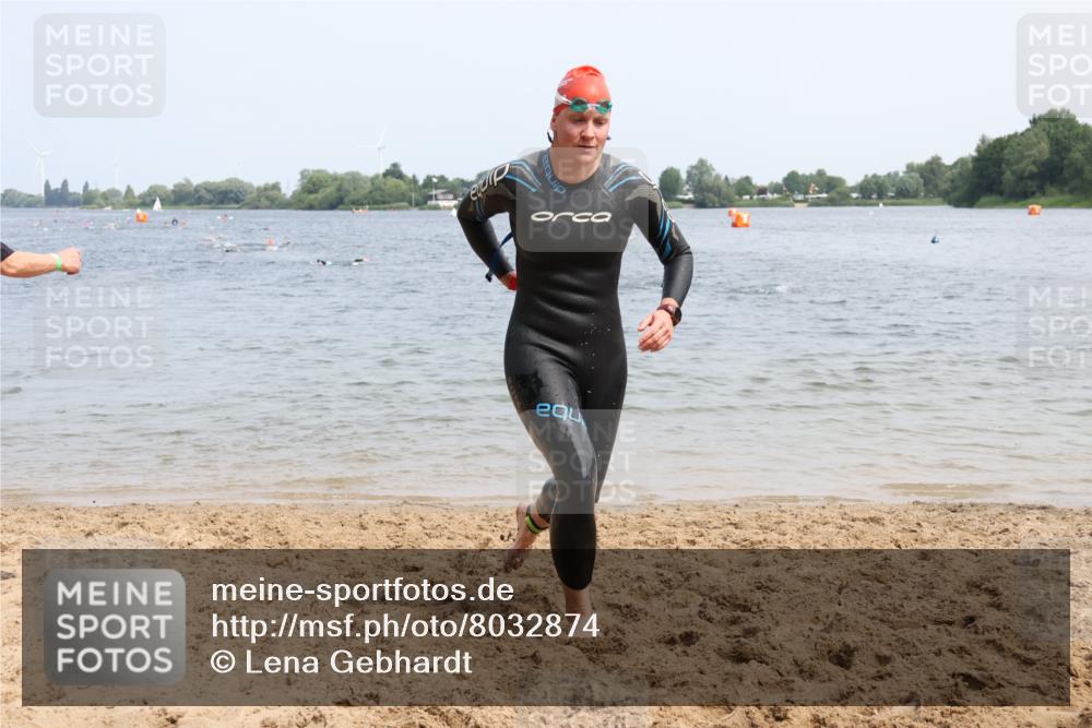 15.06.2025 - 27. Vierlanden-Triathlon Lena Gebhardt http://msf.ph/oto/8032874 15.06.2025 11:15:56 Schwimmen 792, 919, 946, 951, 963 meine-sportfotos.de