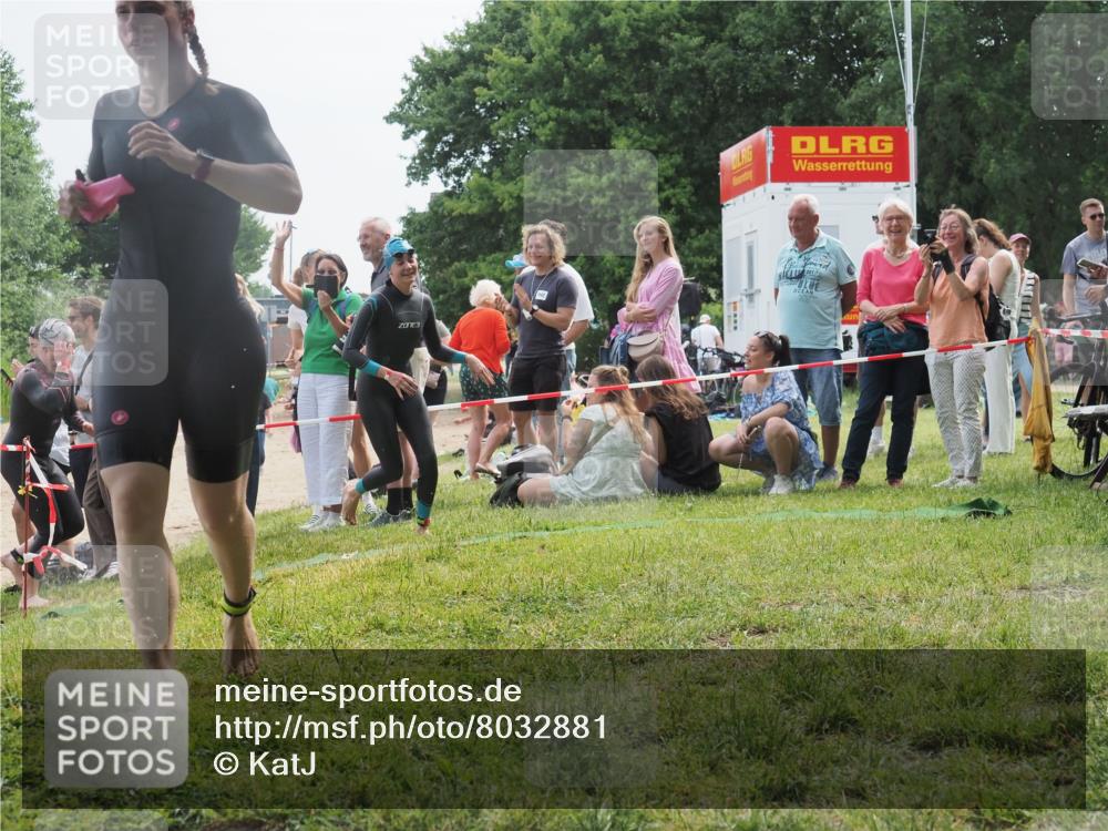 15.06.2025 - 27. Vierlanden-Triathlon KatJ http://msf.ph/oto/8032881 15.06.2025 11:14:14 Schwimmen 800, 804, 904, 920, 952, 962 meine-sportfotos.de