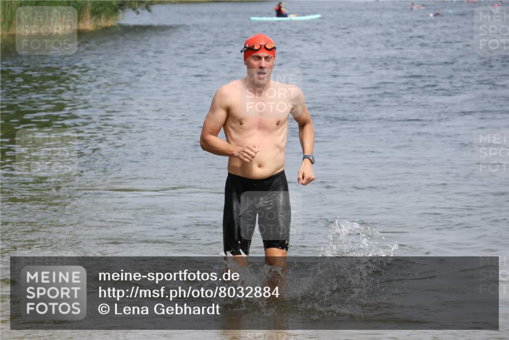 15.06.2025 - 27. Vierlanden-Triathlon Lena Gebhardt http://msf.ph/oto/8032884 15.06.2025 11:15:58 Schwimmen 792, 919, 946, 951, 963 meine-sportfotos.de