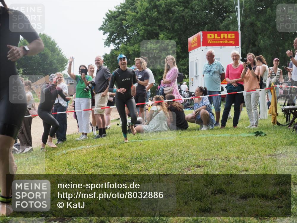 15.06.2025 - 27. Vierlanden-Triathlon KatJ http://msf.ph/oto/8032886 15.06.2025 11:14:14 Schwimmen 800, 804, 904, 920, 952, 962 meine-sportfotos.de