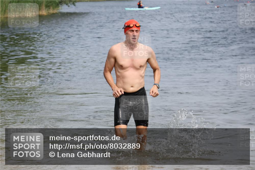 15.06.2025 - 27. Vierlanden-Triathlon Lena Gebhardt http://msf.ph/oto/8032889 15.06.2025 11:15:58 Schwimmen 792, 919, 946, 951, 963 meine-sportfotos.de