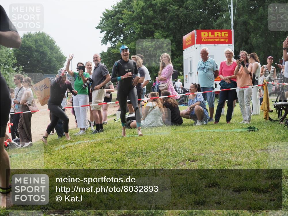 15.06.2025 - 27. Vierlanden-Triathlon KatJ http://msf.ph/oto/8032893 15.06.2025 11:14:14 Schwimmen 800, 804, 904, 920, 952, 962 meine-sportfotos.de