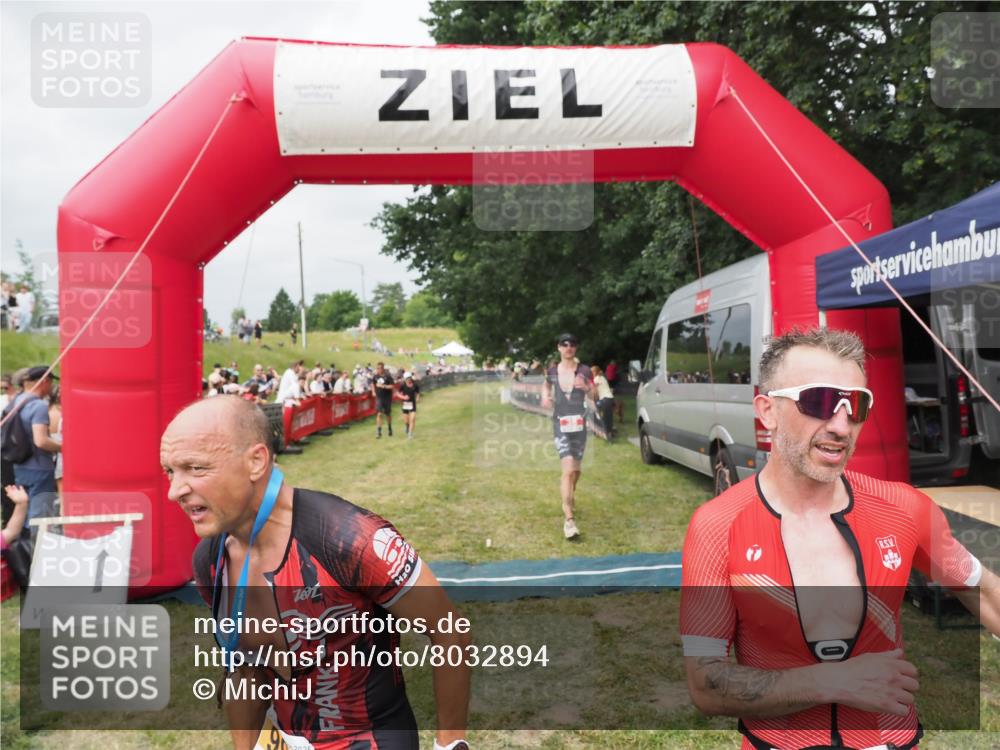21.06.2025 - 27. Vierlanden-Triathlon MichiJ http://msf.ph/oto/8032894 15.06.2026 12:53:26 Ziel 35, 234, 732 meine-sportfotos.de