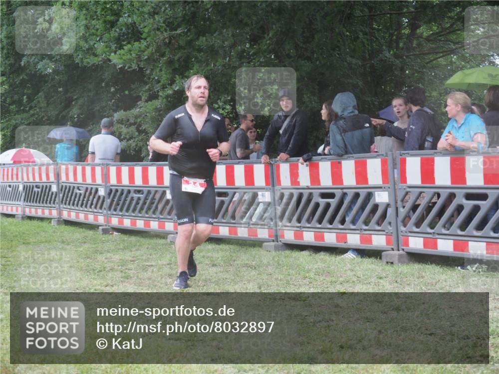 21.06.2025 - 27. Vierlanden-Triathlon KatJ http://msf.ph/oto/8032897 15.06.2025 13:44:06 Ziel 34, 1142 meine-sportfotos.de