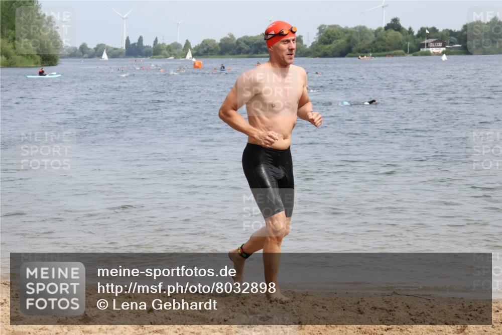 15.06.2025 - 27. Vierlanden-Triathlon Lena Gebhardt http://msf.ph/oto/8032898 15.06.2025 11:16:01 Schwimmen 792, 951, 963 meine-sportfotos.de