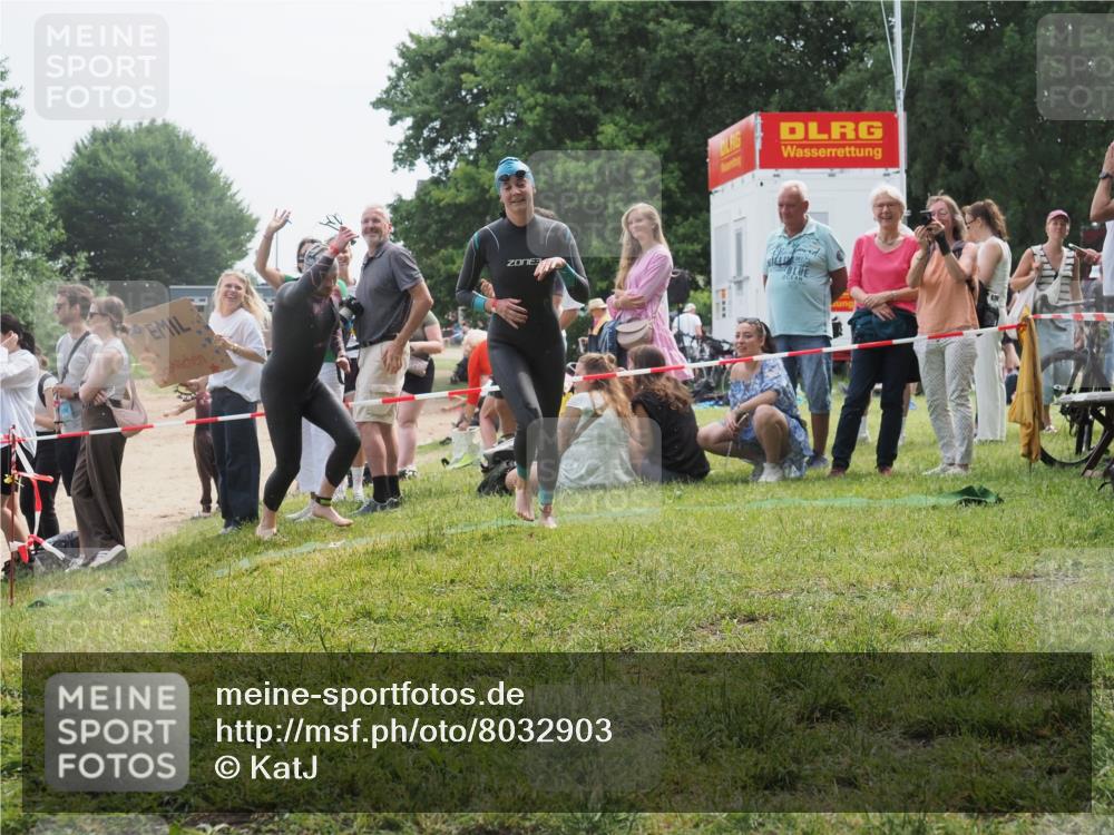15.06.2025 - 27. Vierlanden-Triathlon KatJ http://msf.ph/oto/8032903 15.06.2025 11:14:15 Schwimmen 800, 804, 904, 952, 962 meine-sportfotos.de