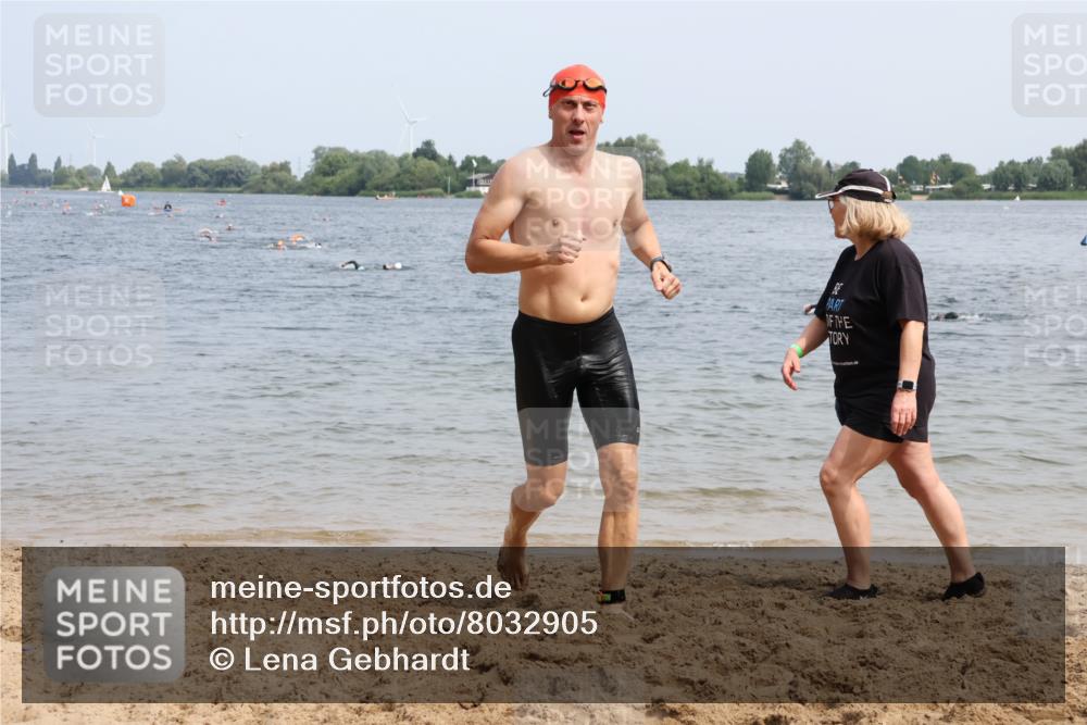 15.06.2025 - 27. Vierlanden-Triathlon Lena Gebhardt http://msf.ph/oto/8032905 15.06.2025 11:16:02 Schwimmen 792, 951, 963 meine-sportfotos.de