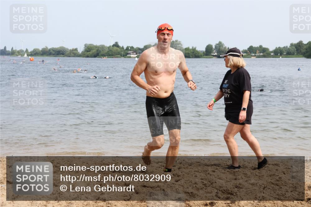 15.06.2025 - 27. Vierlanden-Triathlon Lena Gebhardt http://msf.ph/oto/8032909 15.06.2025 11:16:02 Schwimmen 792, 951, 963 meine-sportfotos.de