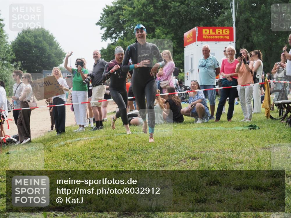 15.06.2025 - 27. Vierlanden-Triathlon KatJ http://msf.ph/oto/8032912 15.06.2025 11:14:15 Schwimmen 800, 804, 904, 952, 962 meine-sportfotos.de
