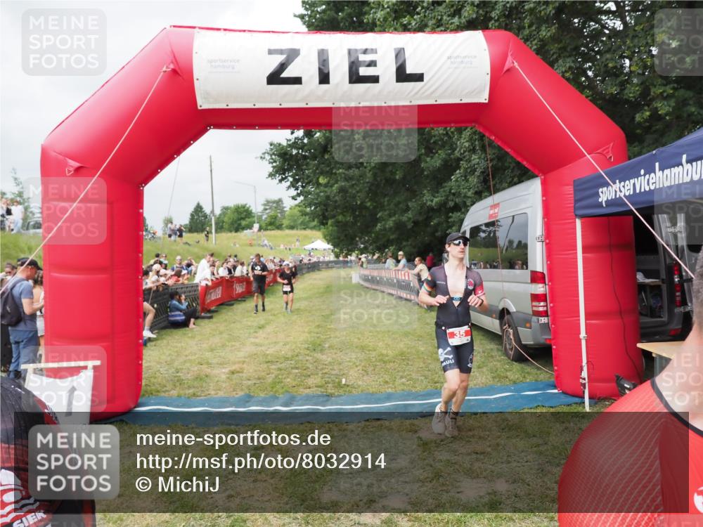 21.06.2025 - 27. Vierlanden-Triathlon MichiJ http://msf.ph/oto/8032914 15.06.2026 12:53:26 Ziel 35, 234, 732 meine-sportfotos.de