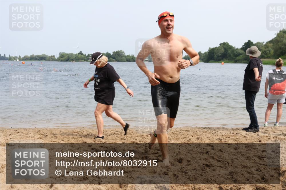 15.06.2025 - 27. Vierlanden-Triathlon Lena Gebhardt http://msf.ph/oto/8032915 15.06.2025 11:16:03 Schwimmen 792, 951, 963 meine-sportfotos.de