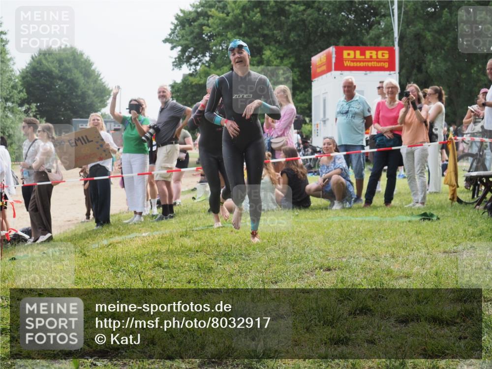 15.06.2025 - 27. Vierlanden-Triathlon KatJ http://msf.ph/oto/8032917 15.06.2025 11:14:15 Schwimmen 800, 804, 904, 952, 962 meine-sportfotos.de