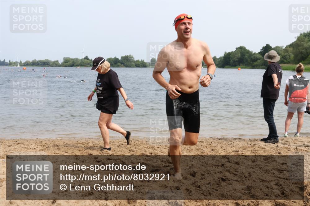 15.06.2025 - 27. Vierlanden-Triathlon Lena Gebhardt http://msf.ph/oto/8032921 15.06.2025 11:16:03 Schwimmen 792, 951, 963 meine-sportfotos.de